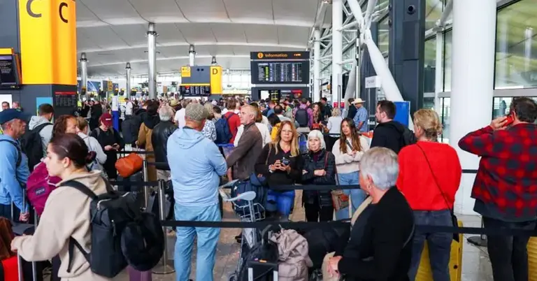 হিথরো বিমানবন্দরে যাত্রীদের অপেক্ষা